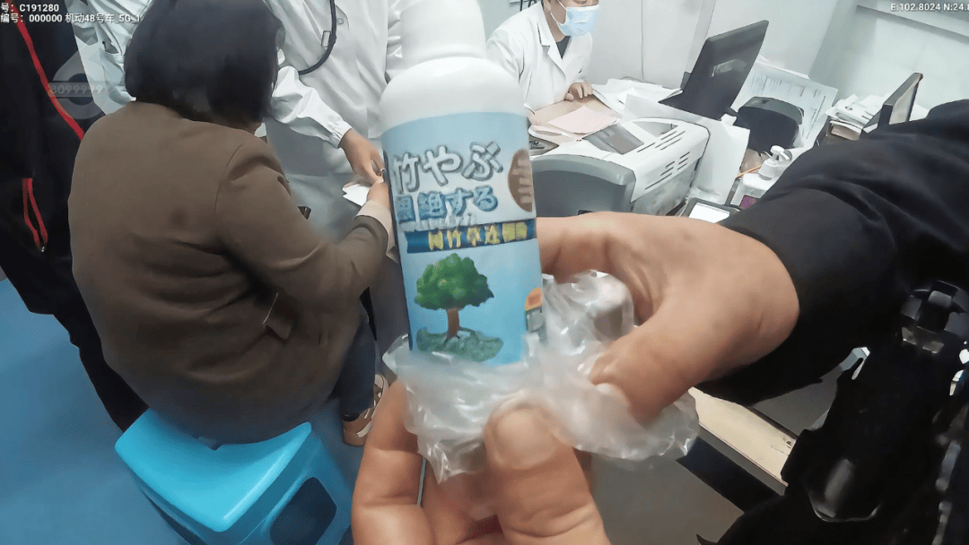 少女喝下除草剂，报警称喝了“百草枯”，“父亲让我再喝一杯”，经救治后脱离生命危险