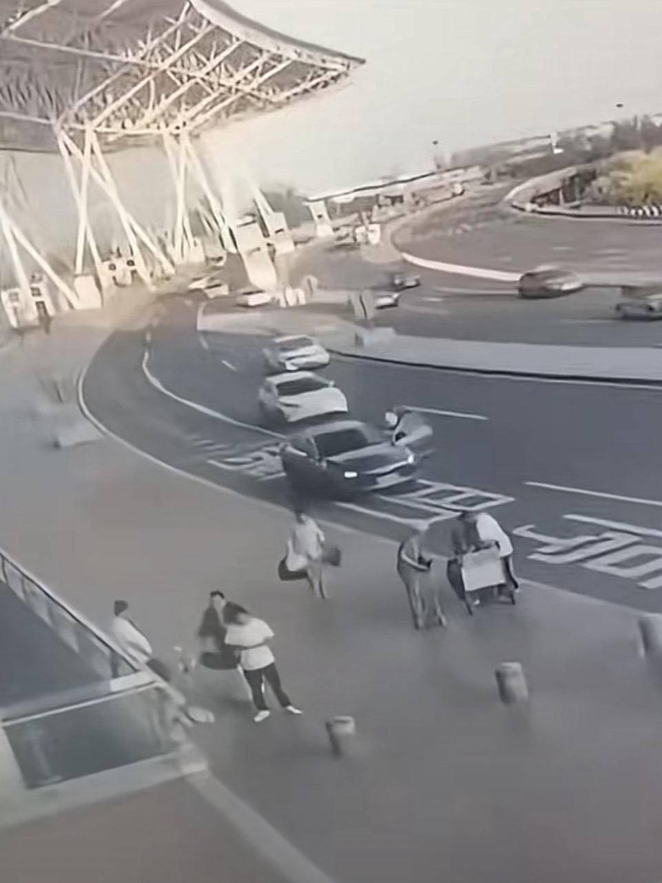 天津滨海机场一司机开门下车被相邻车道来车撞倒，车门脱落 交警正调查，律师分析