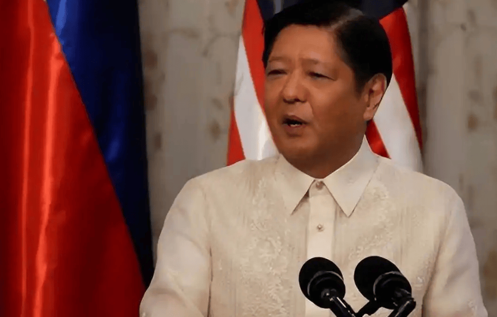 美国大举增兵中东,马科斯愣住了!更没想到解放军在南海干了件事