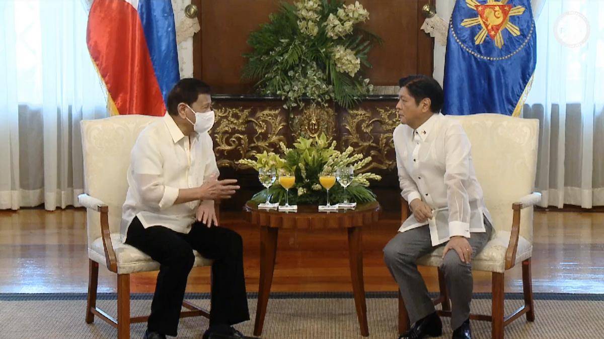 杜特尔特被捕，妻女卖家产求生，小马科斯强势出击，流亡海外成唯一出路？