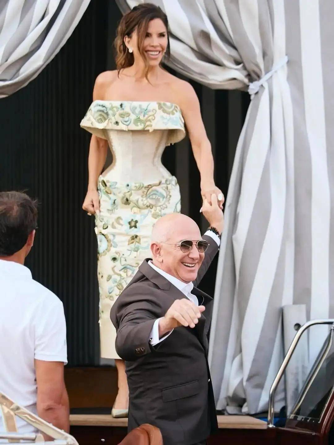 贝索斯的奢华婚礼，终于在“天怒人怨”中秀完了！