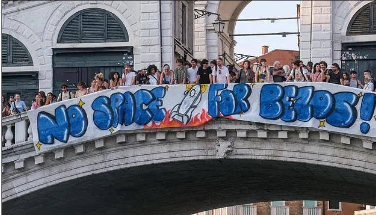 贝索斯的奢华婚礼，终于在“天怒人怨”中秀完了！