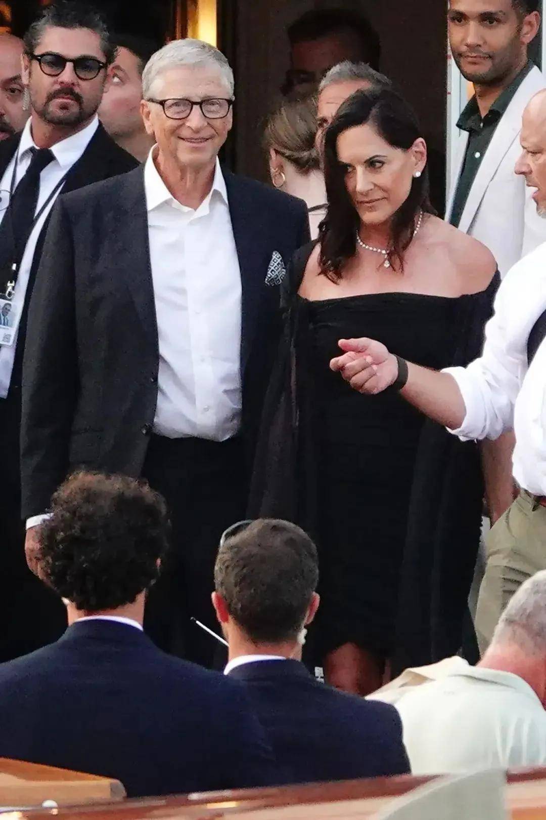 贝索斯的奢华婚礼，终于在“天怒人怨”中秀完了！