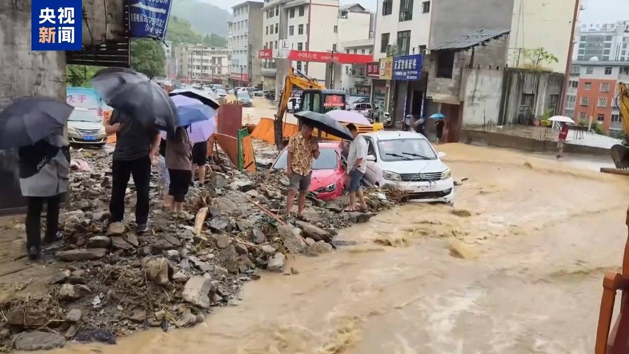 云南威信县黑龙村强降雨致5人失联