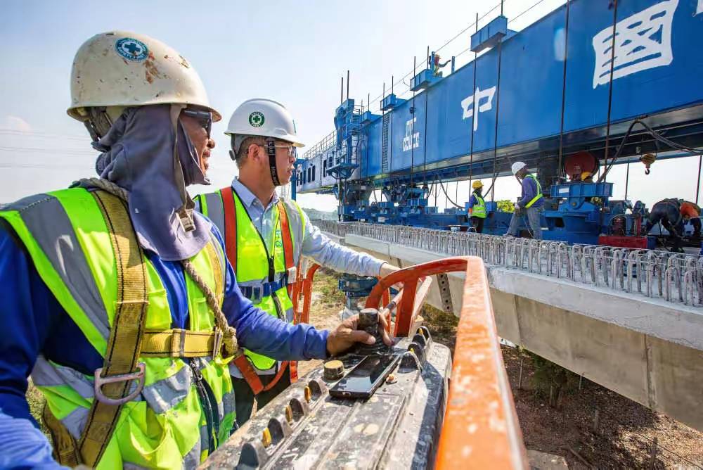 洪森失算了,佩通坦宣誓就职,中方送出一句话,信息量大