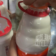 “开盖后发现有蛆，再开一瓶，还是有蛆…”娃哈哈回应→