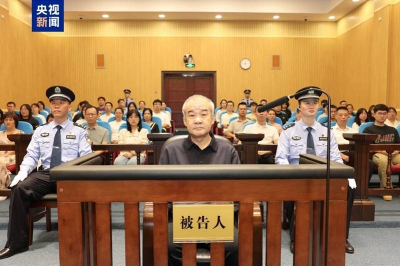 任贫困地区地委书记9年大肆敛财，窦万贵受贿逾两亿被判死缓