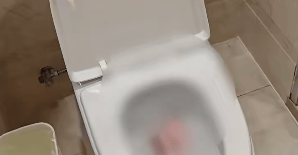 女子在酒店使用浴巾掉出拆封情趣用品，酒店回应：属实，物品来源不明