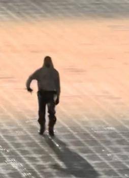 票价最高2680元！侃爷上海演唱会迟到后又提前退场，观众雨中高喊退票，律师分析