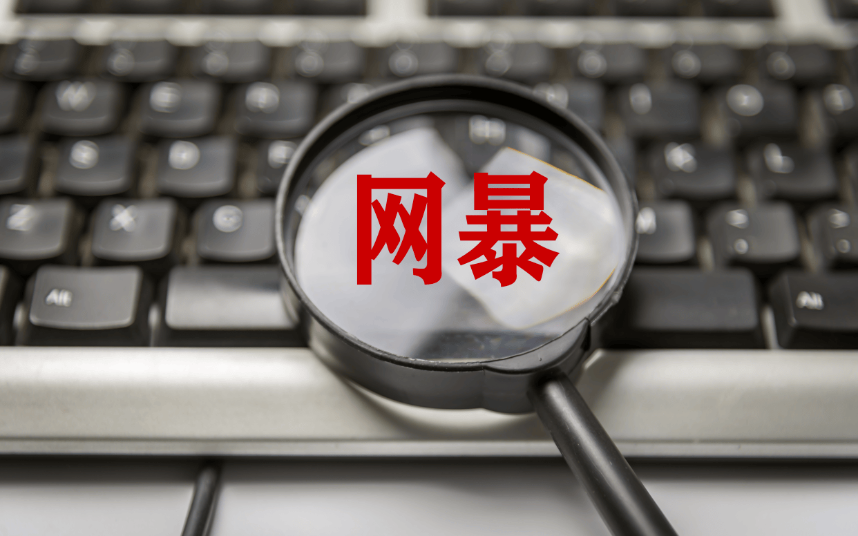 歌手旺仔小乔蒙面开唱：艺术探讨不应滑向网络暴力 |新京报快评