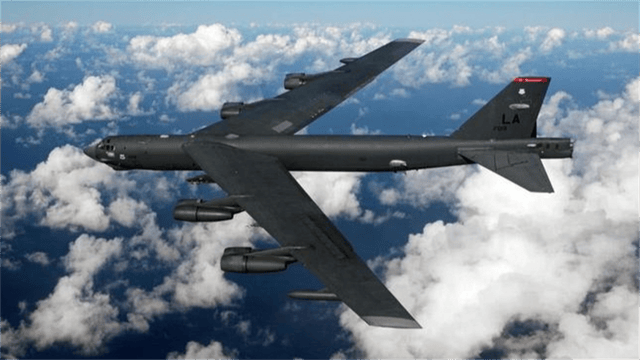 雷达全程无预警，B52突然闪现，以肉眼可见速度高速逼近客机