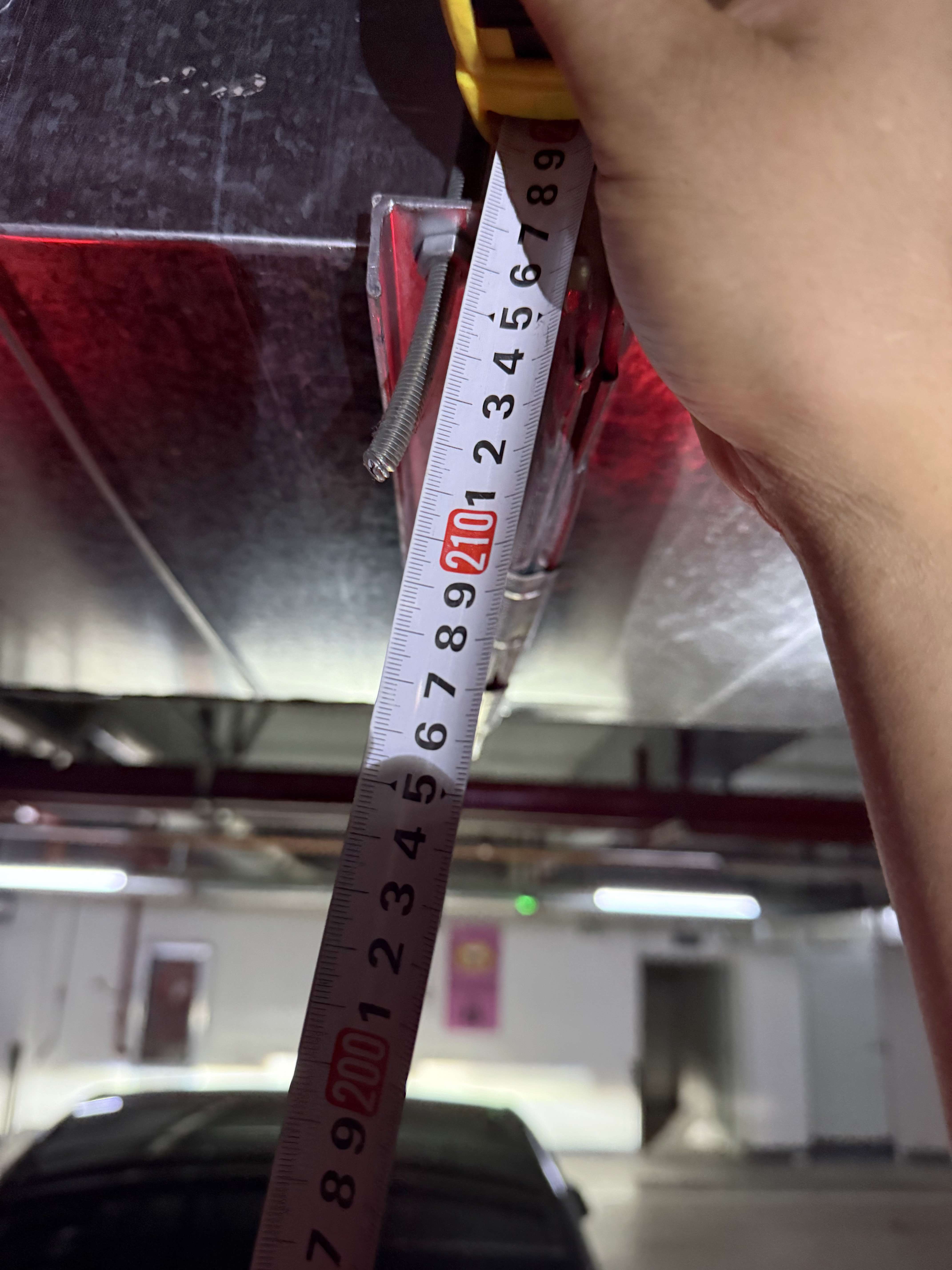 开屏跑腿｜昆明一商场地下车库长“倒刺”，停放车辆很“受伤”