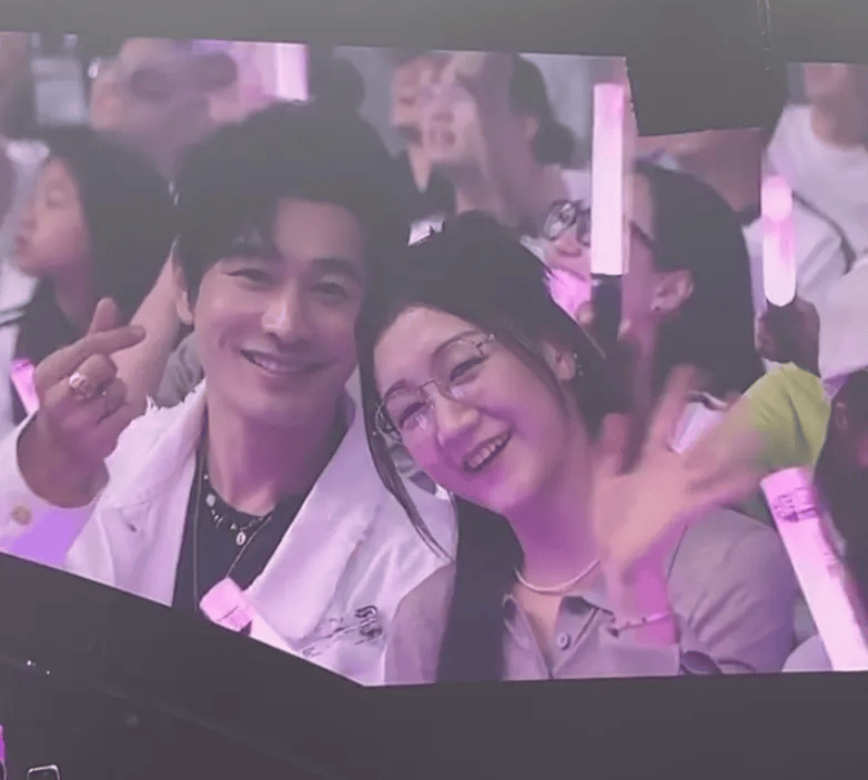 岳云鹏演唱会一幕刷屏：伴舞们是怎么忍住不笑的！