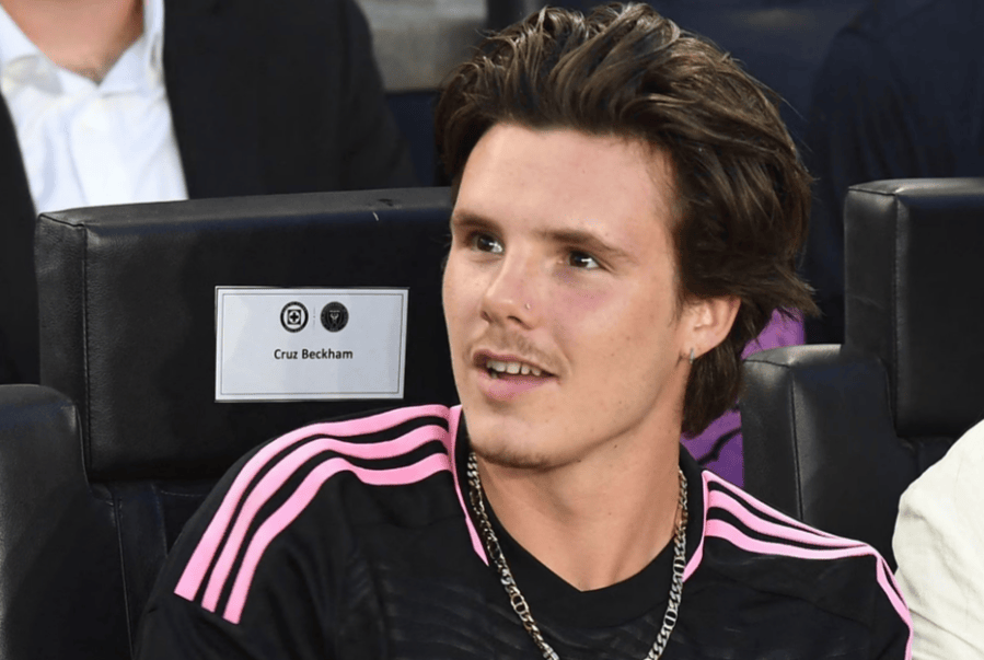 全家开撕!贝克汉姆小儿子发布尖锐言论,三儿子已互相取消关注