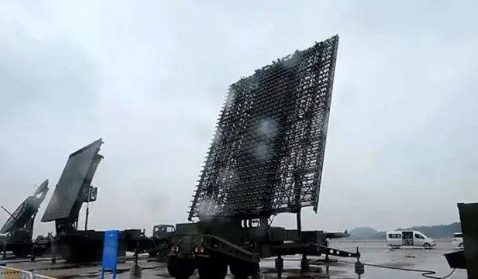 歼10C雷达遭到干扰，迅速请求空警500支援，霹雳15在最后时刻紧紧锁定歼20