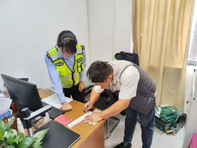 男子驾驶“鸡枞战车”满街跑，交警紧急叫停！