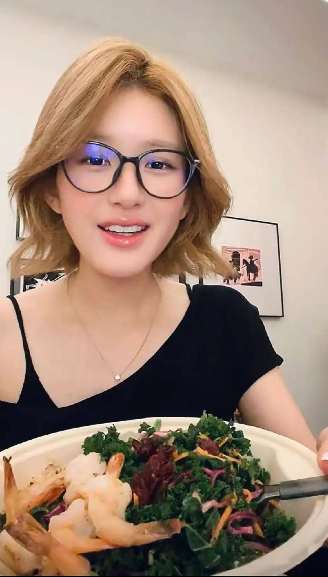 怒撕经纪公司后赵露思开启直播，同款花卷、包包都卖爆