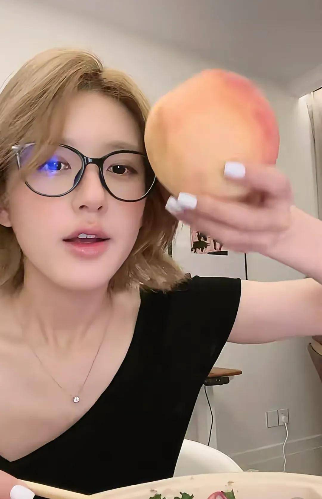 怒撕经纪公司后赵露思开启直播，同款花卷、包包都卖爆