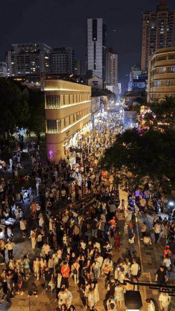 人山人海 20℃的昆明老街挤满了避暑的游客