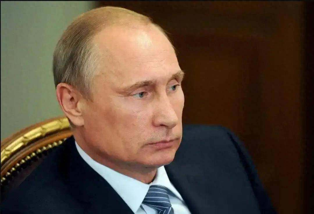 白宫突然同意俄方条件！特普会前夕乌克兰局势紧张，泽连斯基被迫选择！