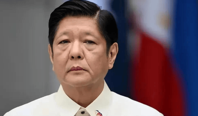 黄岩岛又来事了！菲律宾船硬闯，闹完南海闹台海，谁给了菲律宾疯狂玩火的勇气？