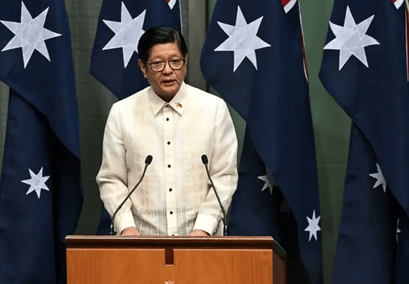 黄岩岛又来事了！菲律宾船硬闯，闹完南海闹台海，谁给了菲律宾疯狂玩火的勇气？