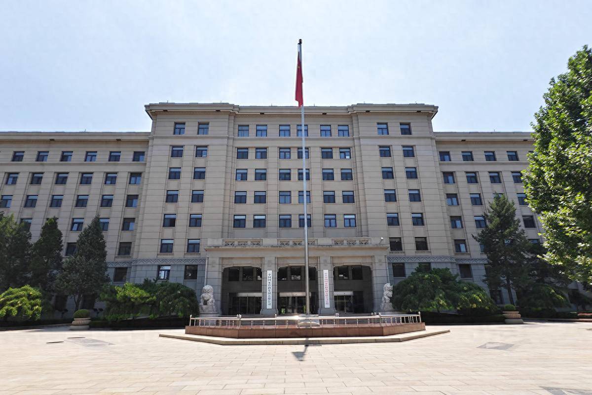 中国新藏铁路公司成立！印度吵翻了天，印媒又抛出“威胁论”，背后门道不简单！