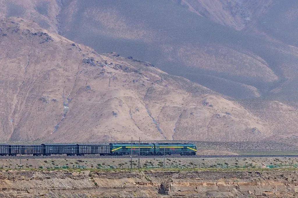 中国新藏铁路公司成立!印度吵翻了天,印媒又抛出“威胁论”,背后门道不简单!