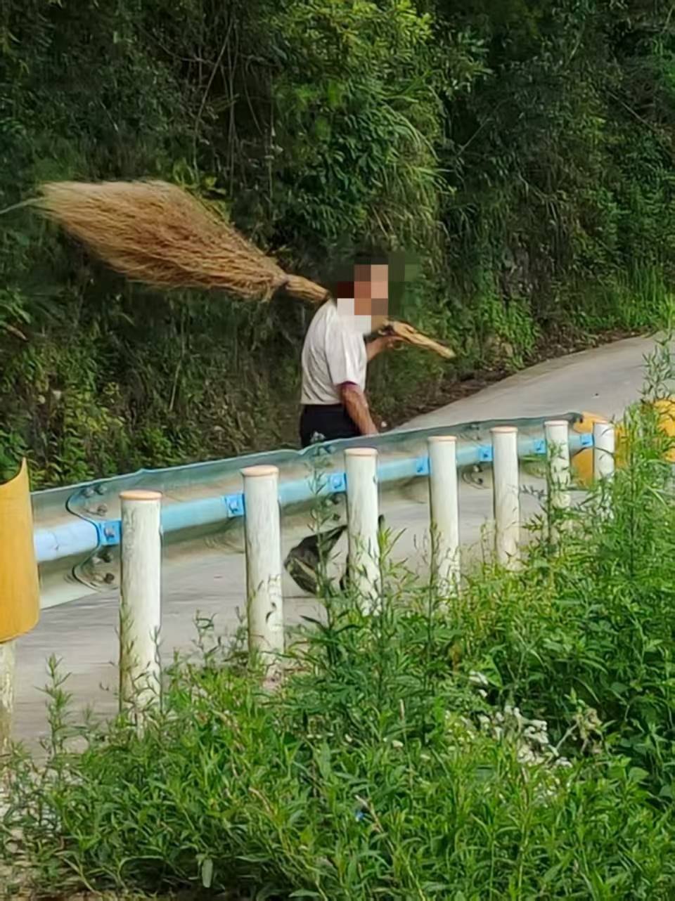 贵州老伯捡到00后村官丢弃旧照，误以为重要资料怀揣一月等送还，当事人：超感动