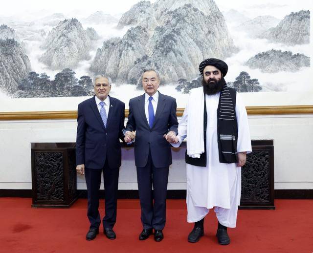 塔利班明确表态，他们绝不听命于美国，中国出手，这2国都安心了
