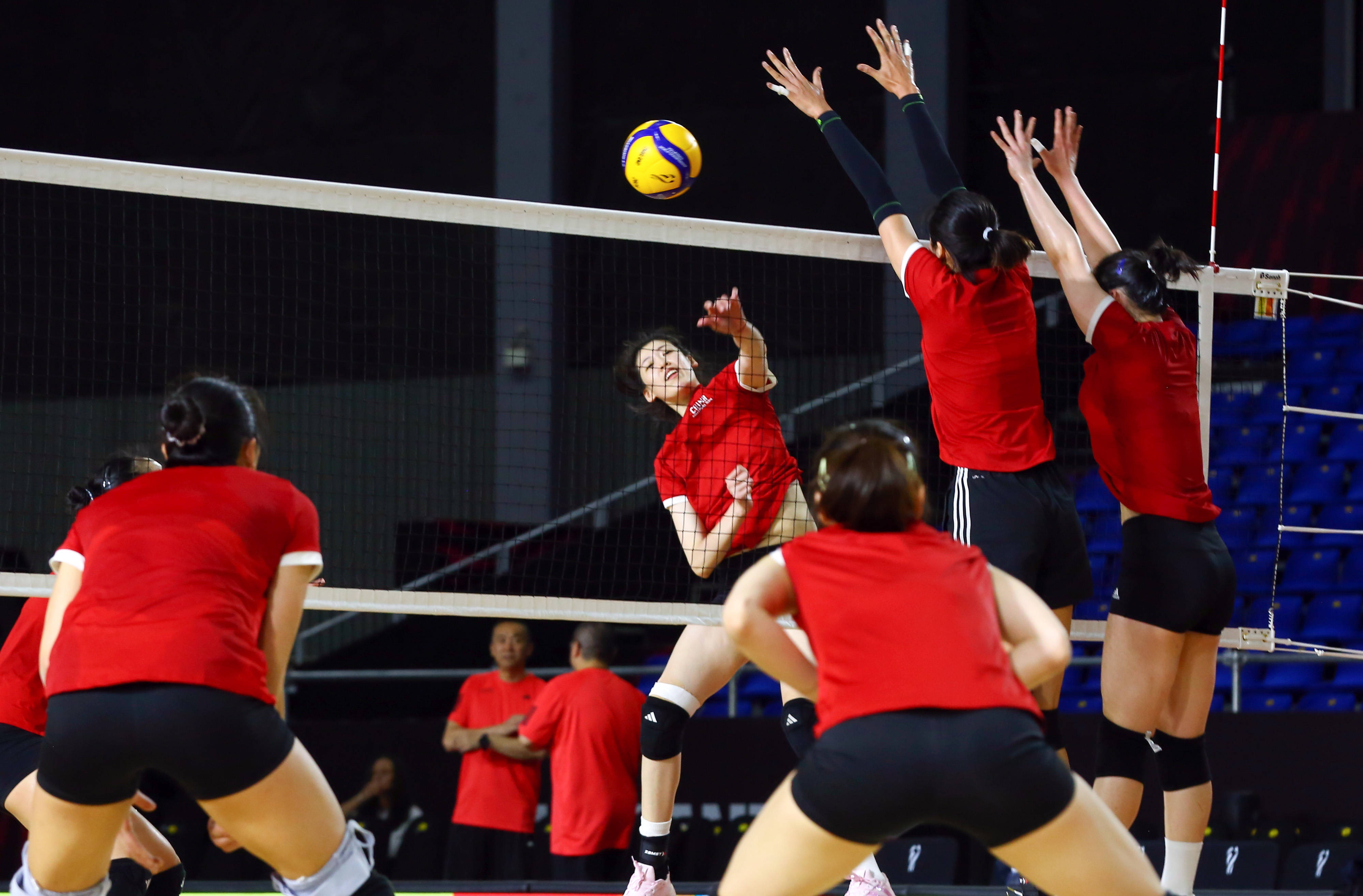 （体育）排球——女排世锦赛：中国队进行赛前训练