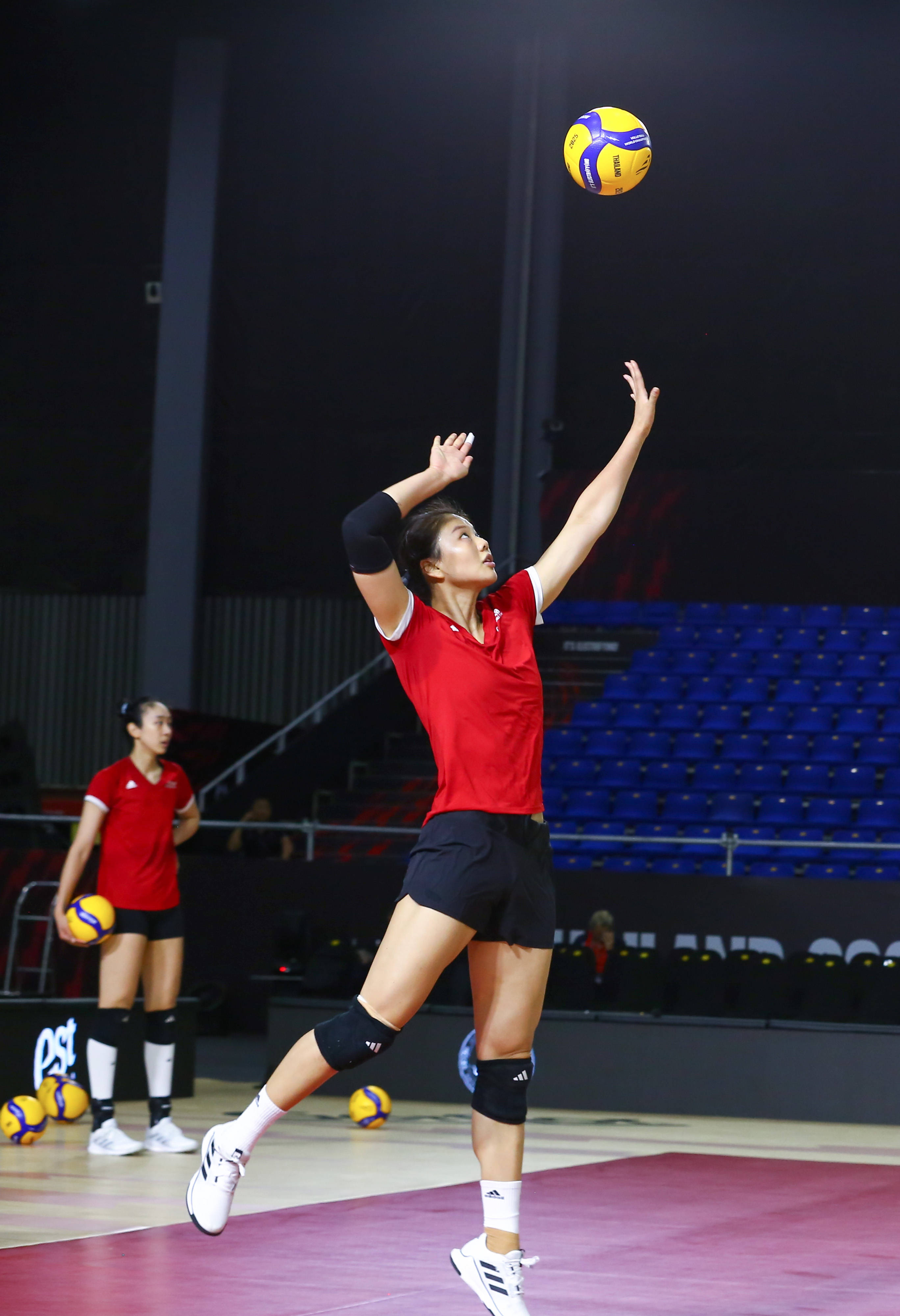 （体育）排球——女排世锦赛：中国队进行赛前训练