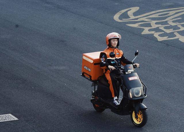 淘宝闪购饿了么发布首套城市骑士制服：让骑士专属制服更潮酷、更安全、更贴心