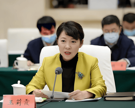 正部级美女大员被查！千万华服堆满多套住宅，化妆团队提前数小时待命~