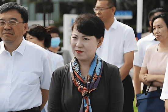 正部级美女大员被查！千万华服堆满多套住宅，化妆团队提前数小时待命~