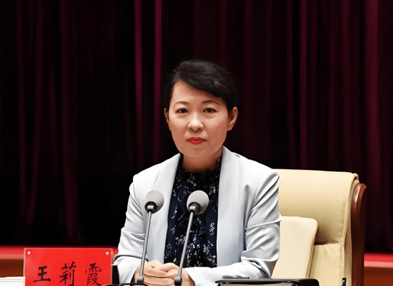 正部级美女大员被查！千万华服堆满多套住宅，化妆团队提前数小时待命~