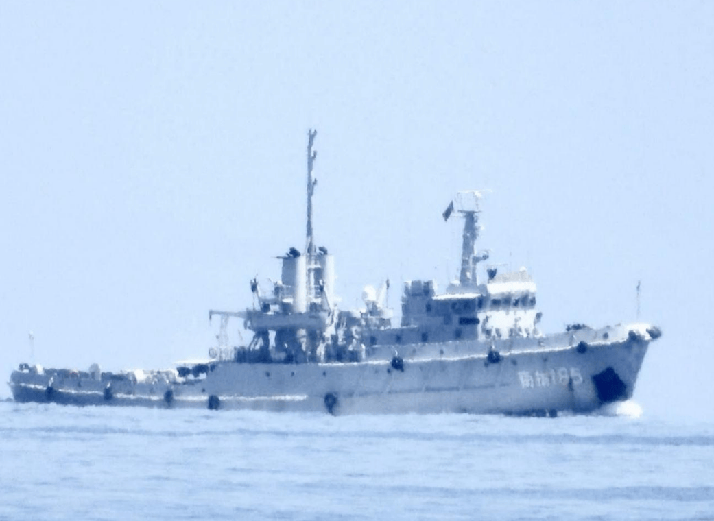 菲律宾海警倾巢而出，解放军拖船抵达仁爱礁，要动手清理破船了？