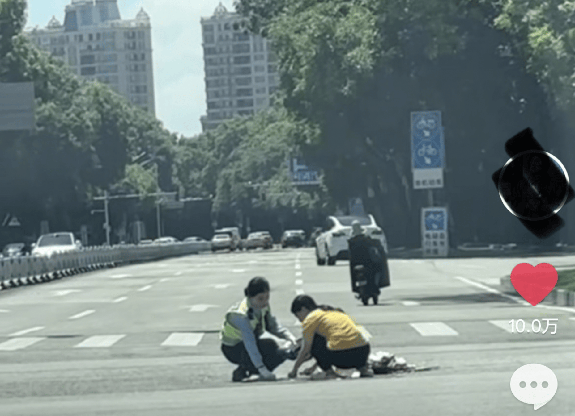 脱下警帽那一刻美爆了!惠州一女警帮女子捡拾掉落的杂物,用警帽装起带到安全岛获爆赞