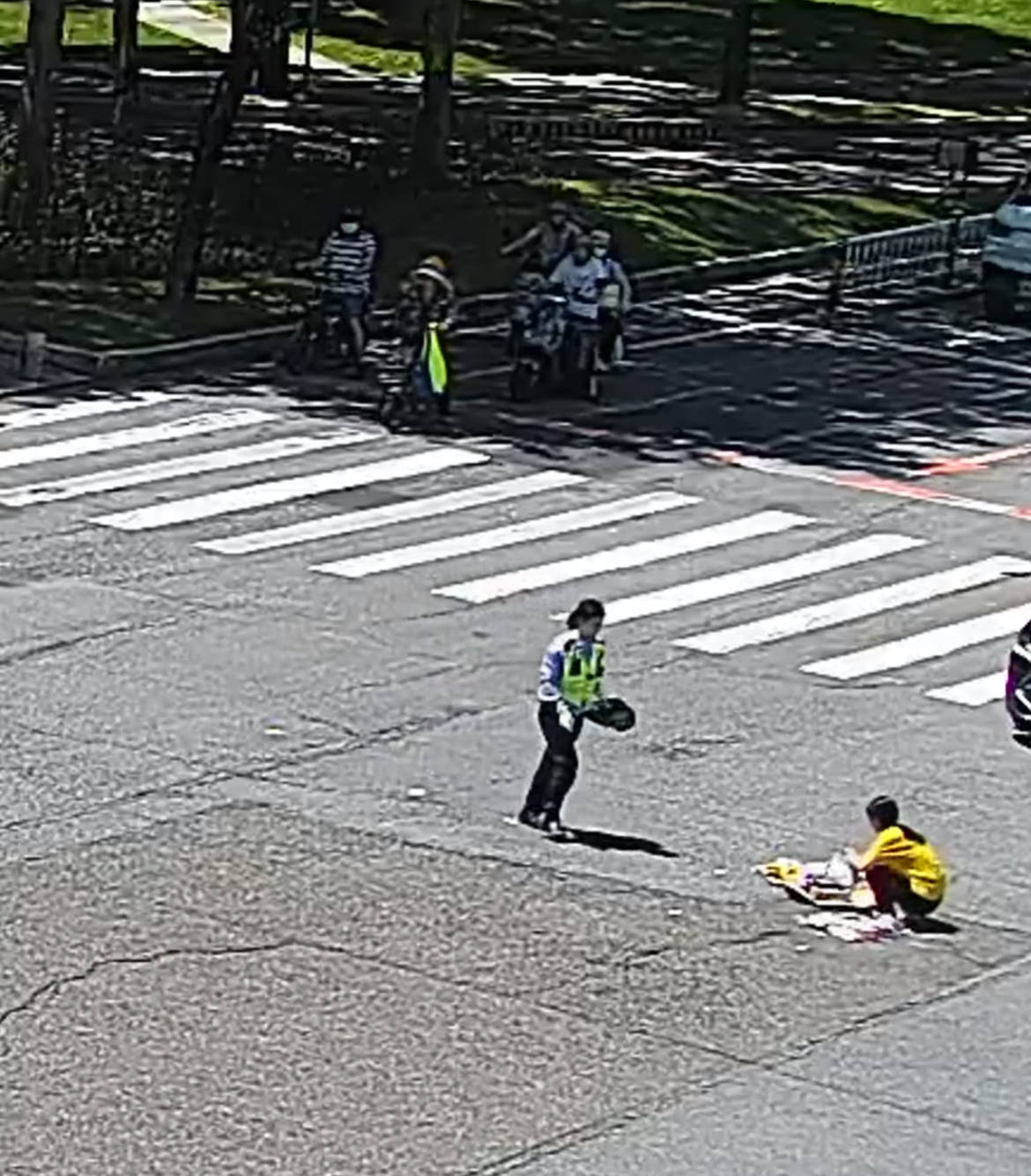 脱下警帽那一刻美爆了!惠州一女警帮女子捡拾掉落的杂物,用警帽装起带到安全岛获爆赞