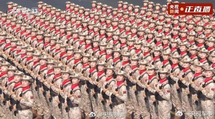 受阅场上唯一一个全女兵方队：民兵方队身着迷彩服惊艳亮相