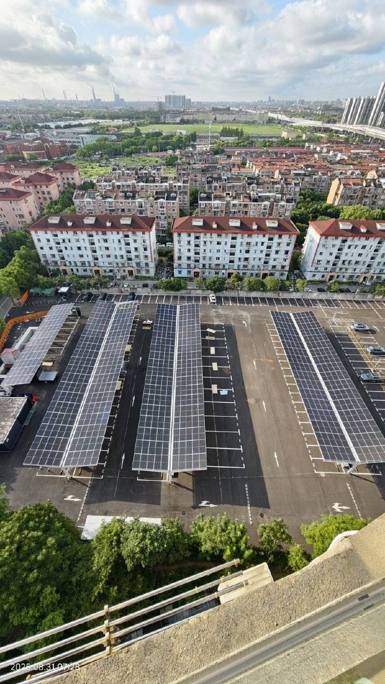 窗外现连片光伏板，“眼睛快被晃瞎”上海一些光伏设施引光污染争议