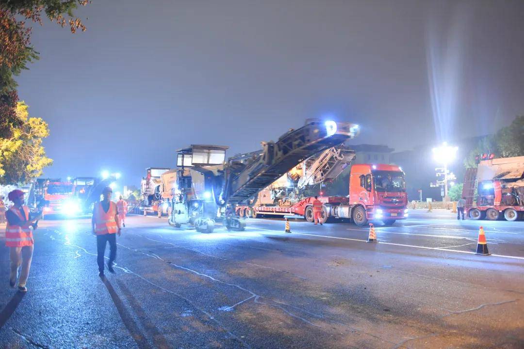 阅兵前的凌晨，长安街35小时铺了46个“足球场”！