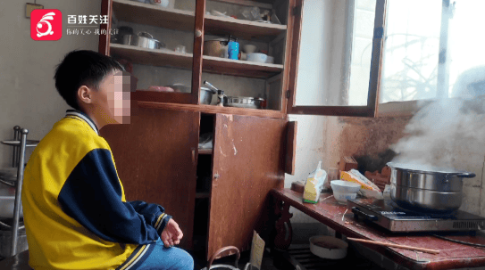 心酸！12岁男孩“独居”贵阳一安置房内，父亲回应：迫于无奈，因为……