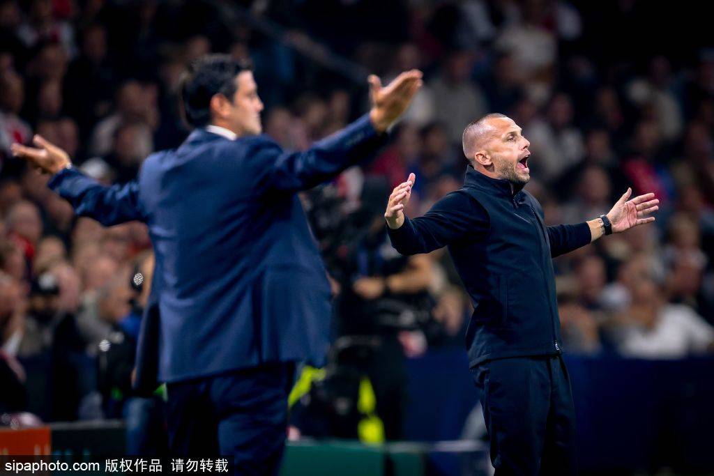 仰天长啸！10人米兰守住胜果，魔笛哨响后跪地振臂+拥抱众人