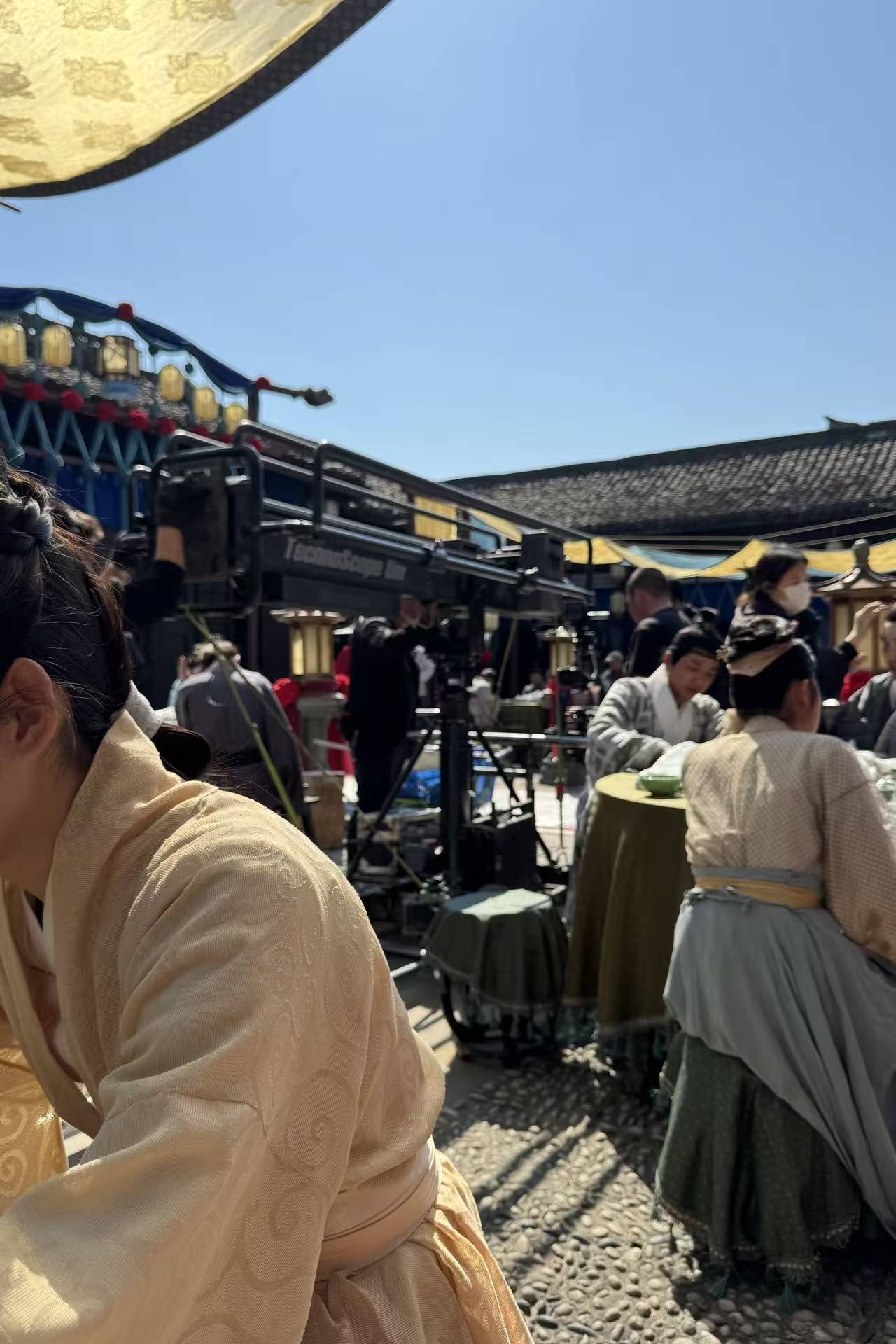 银行职员旺季崩溃 辞职去横店做群演