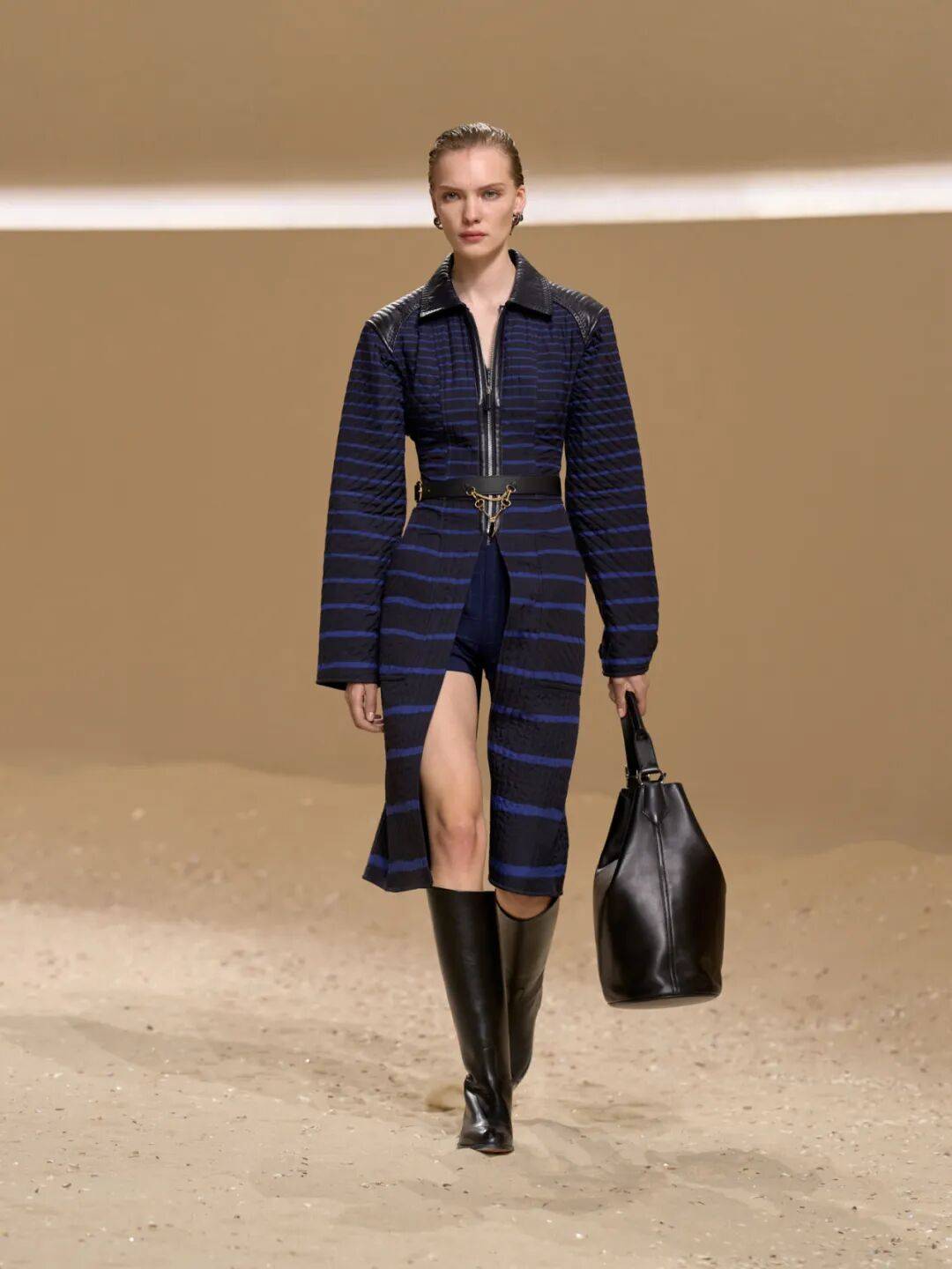 Hermès的女骑士，在沙滩上自由驰骋