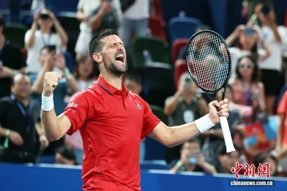 2025上海网球大师赛：名将德约科维奇苦战三盘挺进男单十六强