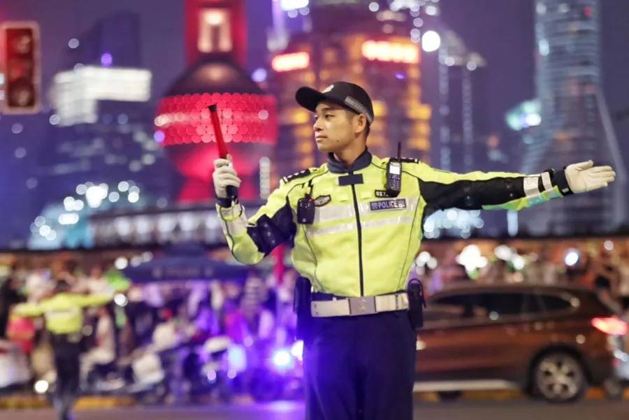 上海外滩“最美女警”被盯上！为了拍她，有人连续蹲守几天